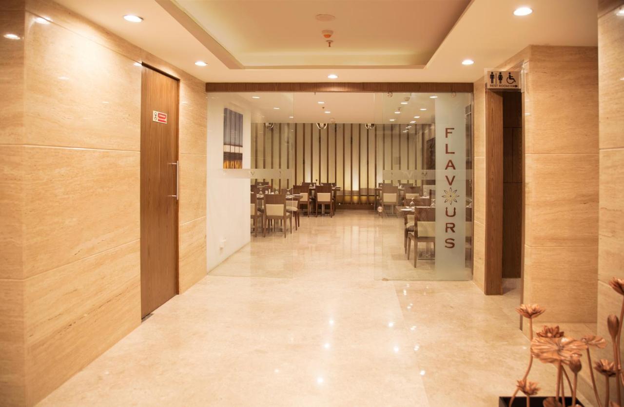 V 7 Hotel Chennai Exterior foto