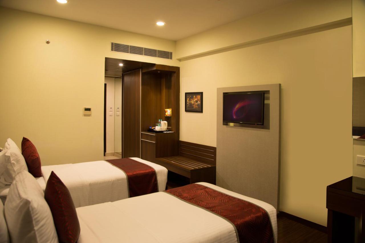 V 7 Hotel Chennai Exterior foto