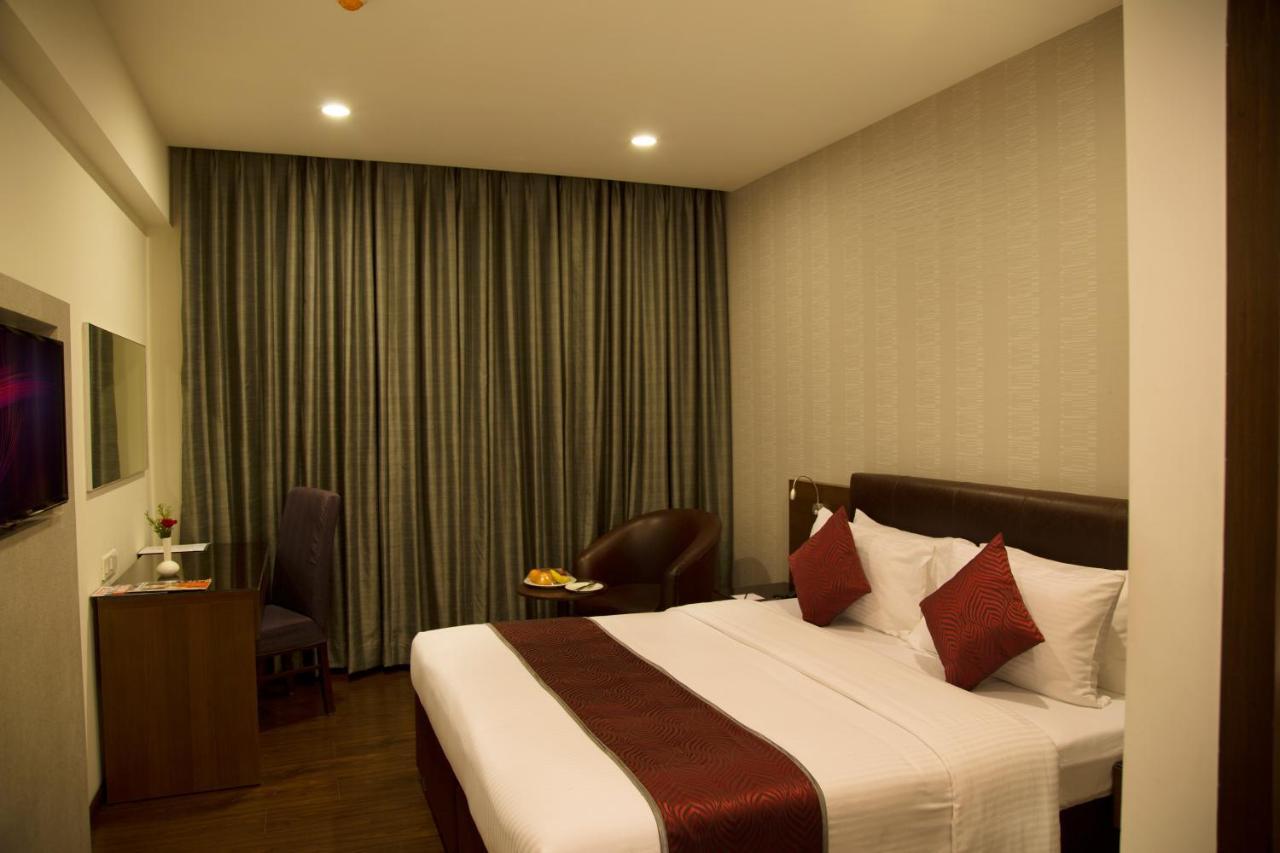 V 7 Hotel Chennai Exterior foto