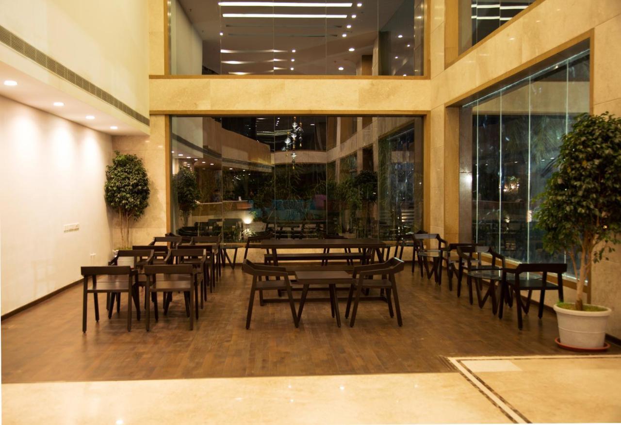 V 7 Hotel Chennai Exterior foto