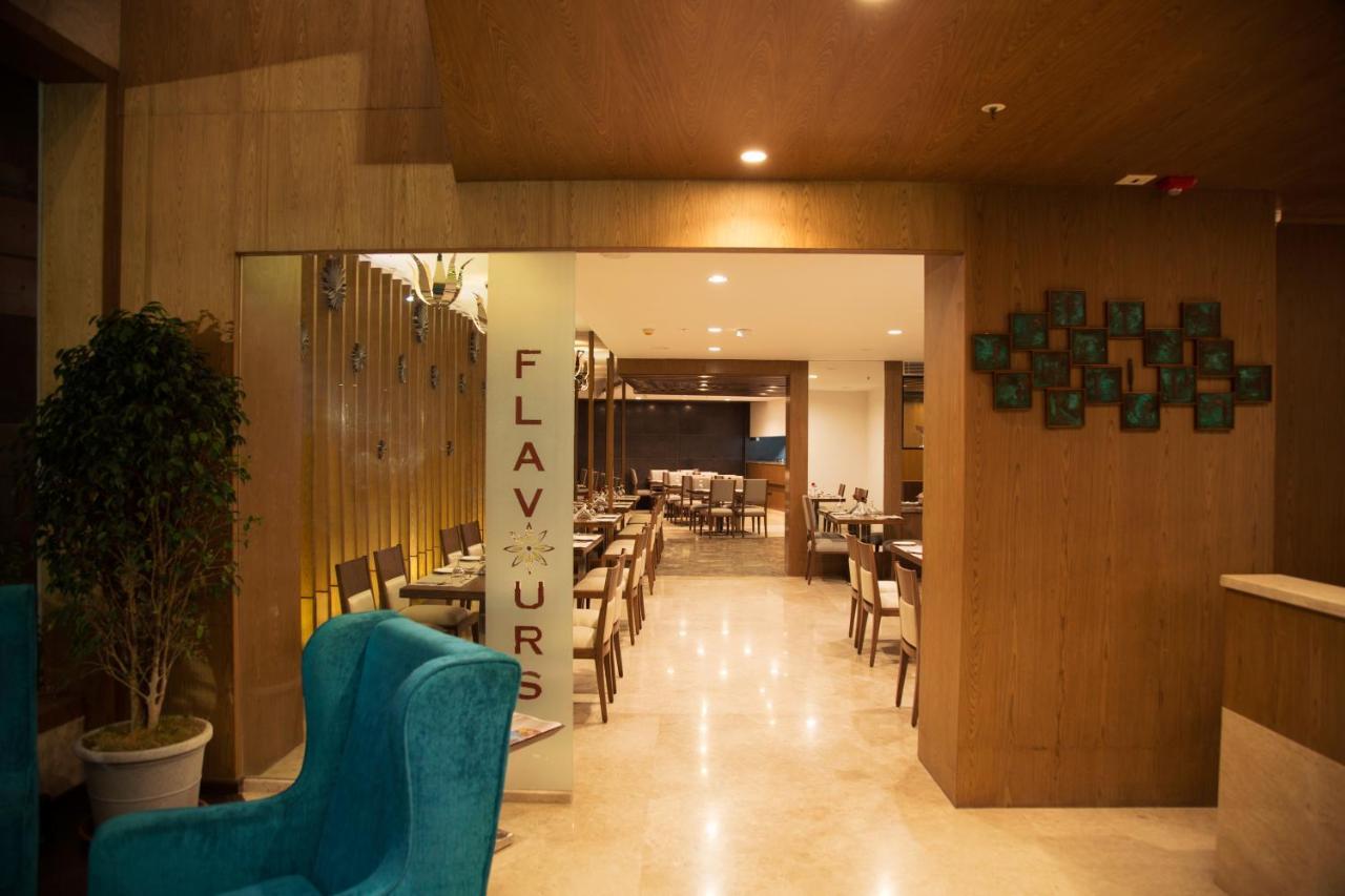 V 7 Hotel Chennai Exterior foto
